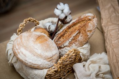 Masada sepette fırın ürün çeşitliliği ile kompozisyon