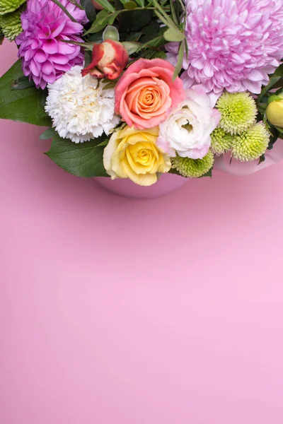 güzel çiçek düzenleme kutusunda, pembe ve sarı gül, pembe eustoma, yeşil krizantem, metin için yer ile pembe arka plan üzerinde beyaz karanfil, pembe dahlia