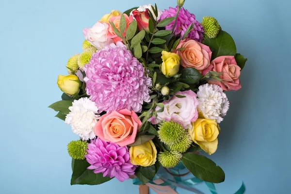güzel çiçek düzenleme, pembe ve sarı gül, pembe eustoma, yeşil ve pembe krizantem, metin için yer bir mavi, Turkuaz zemin üzerine beyaz karanfil, pembe dahlia