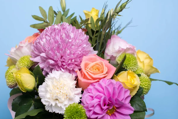 güzel çiçek düzenleme, pembe ve sarı gül, pembe eustoma, yeşil ve pembe krizantem, metin için yer bir mavi, Turkuaz zemin üzerine beyaz karanfil, pembe dahlia