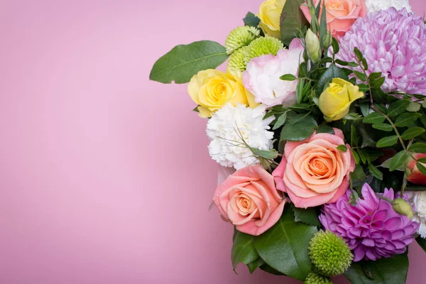 güzel çiçek düzenleme kutusunda, pembe ve sarı gül, pembe eustoma, yeşil krizantem, metin için yer ile pembe arka plan üzerinde beyaz karanfil, pembe dahlia