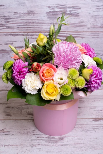güzel çiçek aranjmanı kutusu, pembe ve sarı gül, pembe eustoma, yeşil ve pembe krizantem, beyaz karanfil, dahlia ahşap arka plan, üstten görünüm üzerinde metin için yer.