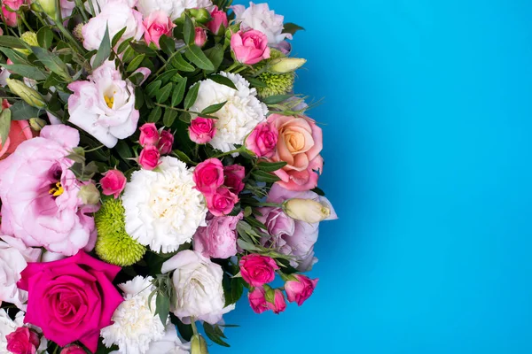 güzel çiçek düzenleme, pembe ve sarı gül, pembe eustoma, yeşil ve pembe krizantem, metin için yer bir mavi, Turkuaz zemin üzerine beyaz karanfil, pembe dahlia.