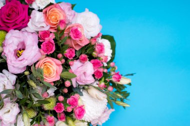 güzel çiçek düzenleme, pembe ve sarı gül, pembe eustoma, yeşil ve pembe krizantem, metin için yer bir mavi, Turkuaz zemin üzerine beyaz karanfil, pembe dahlia.