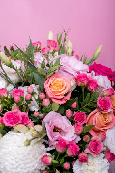 güzel çiçek düzenleme kutusu, pembe ve sarı gül, pembe eustoma, yeşil ve pembe krizantem, pembe bir arka plan üzerinde beyaz karanfil, pembe dahlia ile alanı metin için.