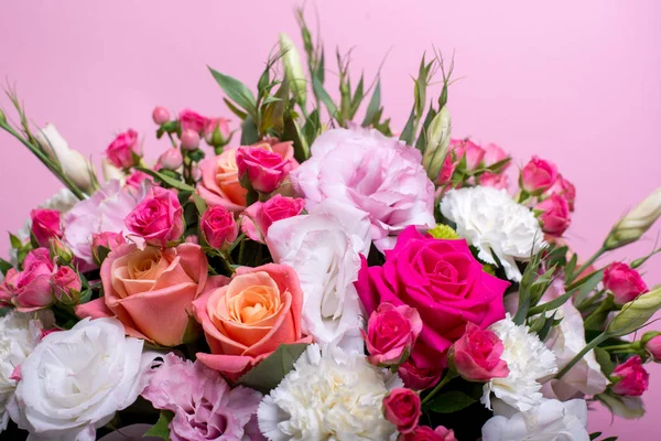 güzel çiçek düzenleme kutusu, pembe ve sarı gül, pembe eustoma, yeşil ve pembe krizantem, pembe bir arka plan üzerinde beyaz karanfil, pembe dahlia ile alanı metin için.