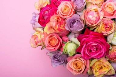 Güzel bir hediye kutusu içinde gül buketi. Pembe gül buketi. Pembe gül yakın çekim. pembe, metin için yer ile