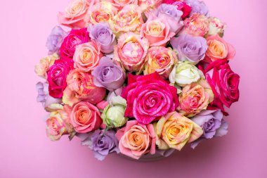 Güzel bir hediye kutusu içinde gül buketi. Pembe gül buketi. Pembe gül yakın çekim. pembe, metin için yer ile