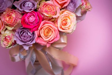 Güzel bir hediye kutusu içinde gül buketi. Pembe gül buketi. Pembe gül yakın çekim. pembe, metin için yer ile