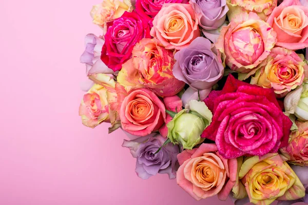 Güzel bir hediye kutusu içinde gül buketi. Pembe gül buketi. Pembe gül yakın çekim. pembe, metin için yer ile