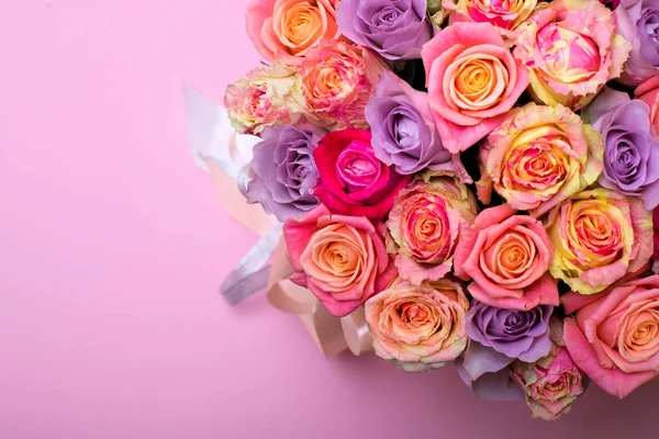 Güzel bir hediye kutusu içinde gül buketi. Pembe gül buketi. Pembe gül yakın çekim. pembe, metin için yer ile.