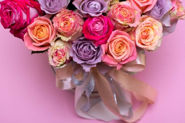 Güzel bir hediye kutusu içinde gül buketi. Pembe gül buketi. Pembe gül yakın çekim. pembe, metin için yer ile.