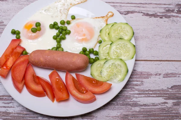 Домашние Жареные Яйца Сосисками Белой Тарелке Деревянном Фоне Классический Завтрак — стоковое фото