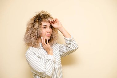 Blondegirl kıvırcık saçlı. Dalgalı saç modeli kadınla güzel model.