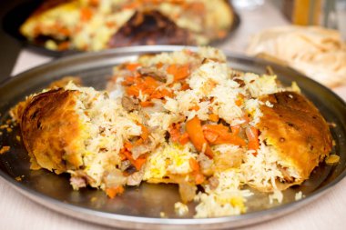 Şah pilav. Pide içinde Khan pilavı. Geleneksel doğu yemeği.