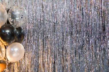 Parlak bir duvara karşı arka planda balonlar folyo.