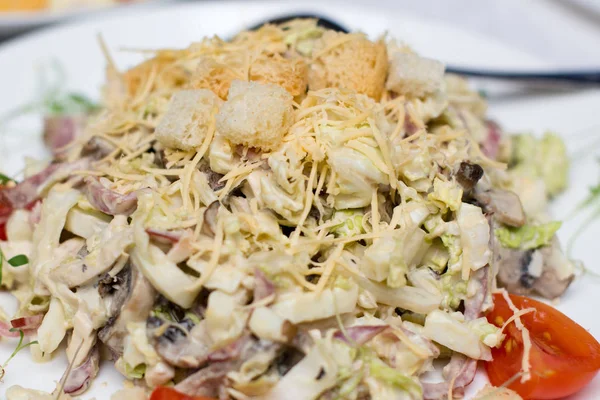 Marul, yumurta ve domatesli ton balığı salatası..