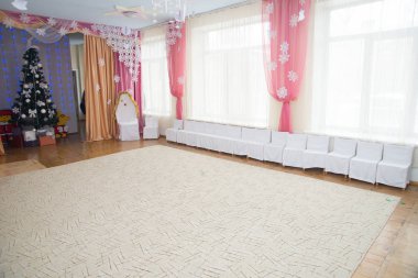 Anaokulu ile geniş açık pembe renkli oyun odası. Yeni yıl için.