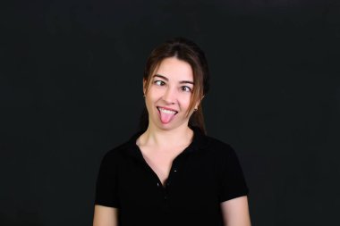 siyah arka plan üzerinde eğlenceli kız komik yüzler yapmak burun bakarak.