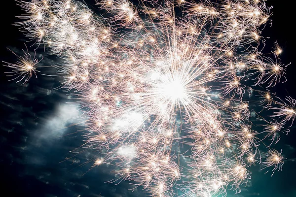 Een paar volleys van feestelijke vuurwerk in de nachtelijke hemel, rood-geel. — Stockfoto