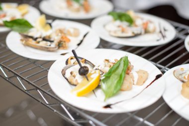 Fistolar, yaratıcı gıda beyaz Restoran tabakta düzenlenmiş.