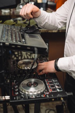 Konser salonunda Dj Uzaktan kumanda ışığı.