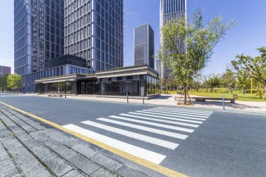 Modern iş ofis binası ile boş yol