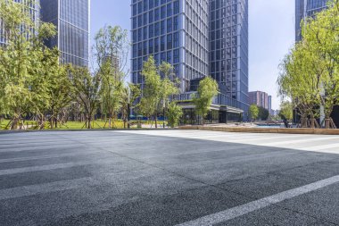 Modern iş ofis binası ile boş yol