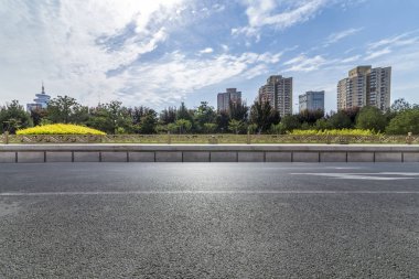 Modern iş ofis binası ile boş yol