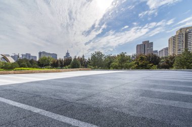 Modern iş ofis binası ile boş yol