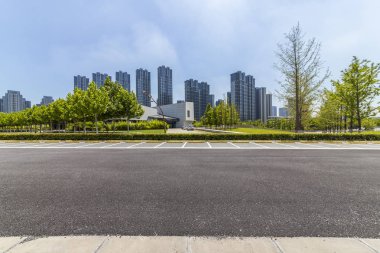 Panoramik ufuk çizgisi ve boş yolu olan binalar