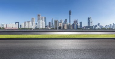 Panoramik ufuk çizgisi ve boş yolu olan binalar