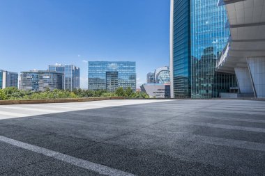 Modern iş ofis binası ile boş yol
