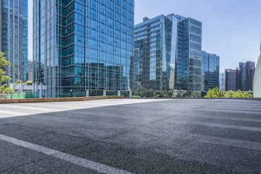 Modern iş ofis binası ile boş yol