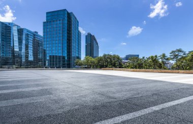 Modern iş ofis binası ile boş yol