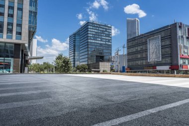 Modern iş ofis binası ile boş yol