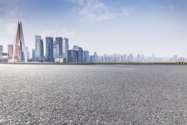 Panoramik ufuk çizgisi ve boş yolu olan binalar