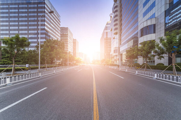 Пустая дорога с современным офисным зданием
