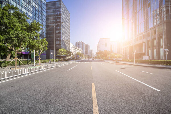 Пустая дорога с современным офисным зданием
