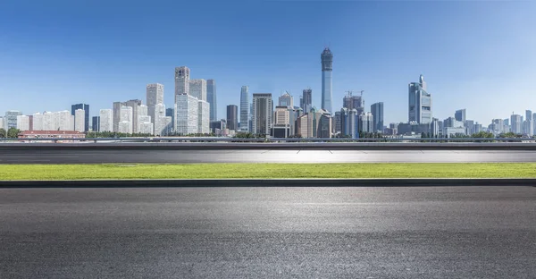 Skyline Panorâmico Edifícios Com Estrada Vazia — Fotografia de Stock