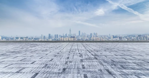 Panoramik Siluet Boş Yolu Boş Beton Zemini Olan Modern Binaları — Stok fotoğraf