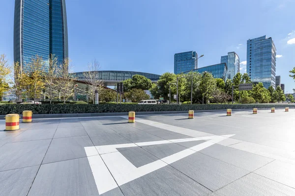 Modern iş ofis binası ile boş yol