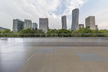 Panoramik siluet ve boş yolu, boş beton zemini olan modern iş binaları.