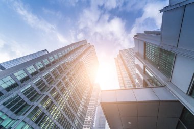 Modern gökdelenlerin mavi gökyüzüne karşı alt görünümü