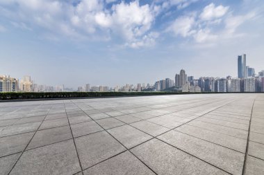 Panoramik siluet ve boş yolu, boş beton zemini olan modern iş binaları.