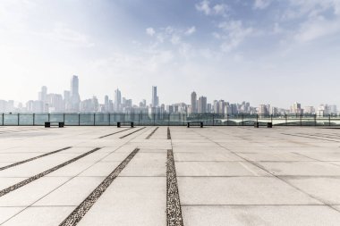 Panoramik siluet ve boş yolu, boş beton zemini olan modern iş binaları.