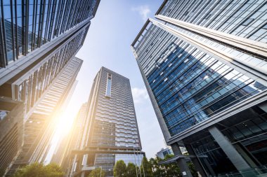 Modern gökdelenlerin mavi gökyüzüne karşı alt görünümü