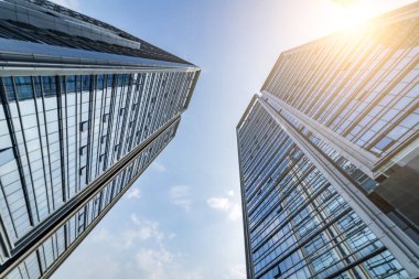 Modern gökdelenlerin mavi gökyüzüne karşı alt görünümü