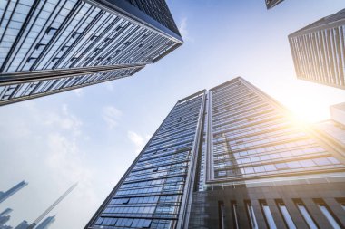 Modern gökdelenlerin mavi gökyüzüne karşı alt görünümü