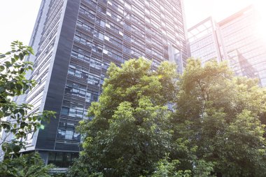 Modern gökdelenlerin mavi gökyüzüne karşı alt görünümü